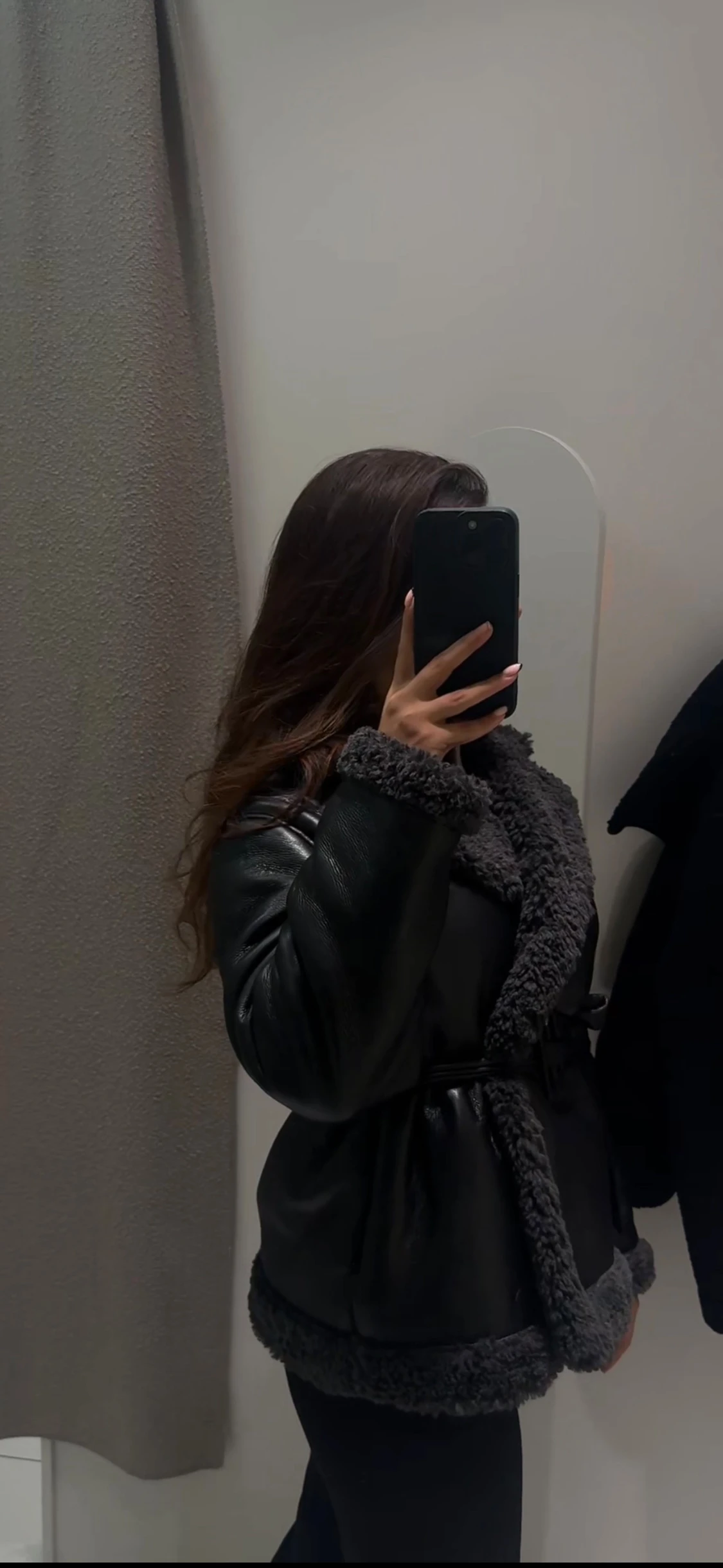 Svart pälsjacka med bälte - 1