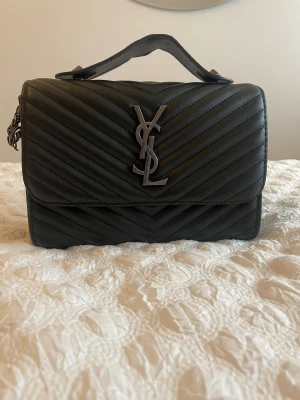 Väska - Använd ett fåtal gånger, har flera olika fack 