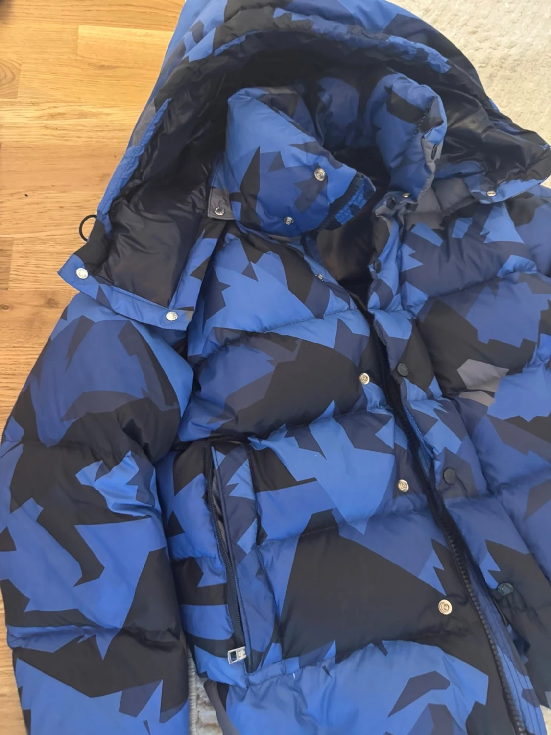 Blå camo dunjacka från Moncler - 2
