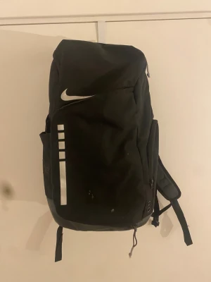 Svart Nike Elite ryggsäck - Svart och vit nike elite sport/trännings ryggsäck.några små fläckar pris kan självklart diskuteras