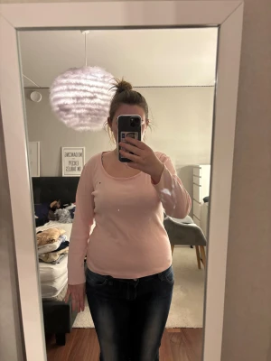 Ljusrosa långärmad tröja Tommy Hilfiger - Säljer en ljusrosa långärmad tröja från Tommy Hilfiger. Tröjan har rund halsringning och den klassiska lilla Hilfiger-loggan broderad på bröstet. Tillverkad i mjuk bomull som känns skön mot huden. Perfekt basic-plagg för alla säsonger.