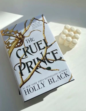 The Cruel Prince - En snygg och populär fantasybok med ett lockande omslag och en känsla av magi och mörker. Perfekt för dig som gillar spännande berättelser om makt, intriger och mystiska världar. Passar unga vuxna som vill försvinna in i en annan verklighet.