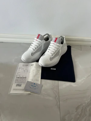 Prada Cups - Säljer dessa fina skor eftersom dom inte passar mig. Skorna är helt nya och har inga fel. Passar som storlek 43 och för frågor så är det bara att skriva🫡