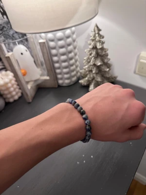 Mörkblått armband - Tja det är helt nytt och är i elastiskt  material. Men var försiktig med att strecka det för långt. Finns flera färger så kolla in min profil om du vill ha flera stycken. Perfekt till bra outfits.