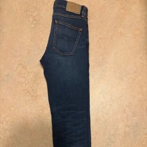 NUDIE JEANS Helt nya!!! - Ett par snygga nudie jeans helt nya aldrig använda. Snygg blå färg och en snygg modell.