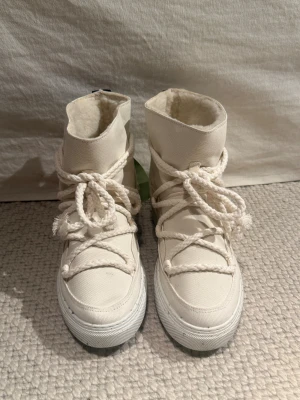 Inuikii vegan bananatex biodegradable winter boots size 40 - Helt oanvända & veganska varma vinterboots gjorda i ett unikt veganskt, nedbrytbart material som heter bananatex.  Mysigt fodrade och sköna!   Strl 40 