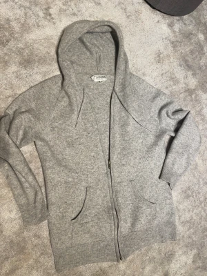 Grå hoodie i kashmir från Davida - Mjuk och lyxig grå hoodie från Davida i kashmir.  Mycket bra och är köpt för 2000kr och säljer för endast för 700kr. Grabben på bild 3 är 172cm. Hör av för funderingar 