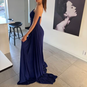 Balklänning - Köpt från Proms and Weddings, samt skräddarsydd. Bak kan storleken runt midjan justeras och klänningen har en inbyggd bh. Köpt för 4000kr, endast använd en gång. Jag är 166 och klänningen har en ganska lång del som släpas bakom, därav små defekter nederst, men inget som syns. Skriv gärna för frågor💕