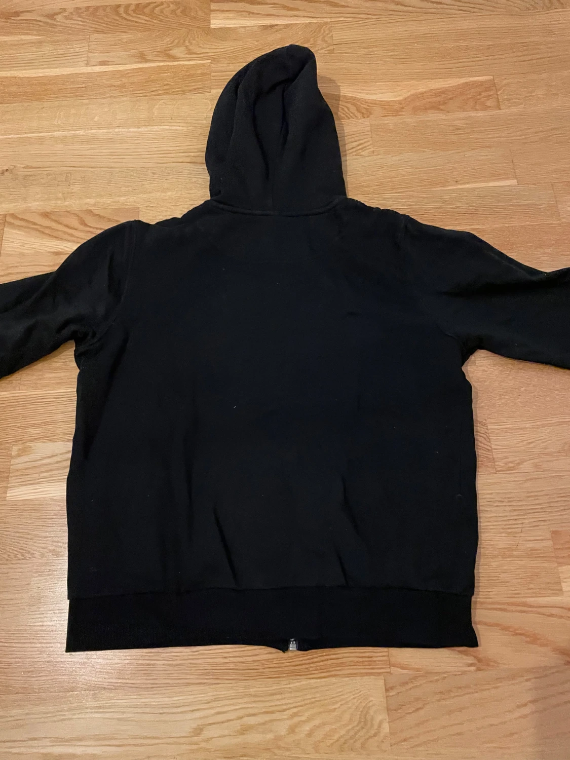 Svart hoodie med dragkedja - 1