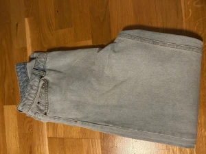 Ljusblå raka jeans från Grunt - Säljer dessa ljusblåa jeans från grunt använda en gång är i princip nya. Storlek 28 hör av dig vid minsta fundering!