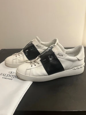 Valentino open - Säljer dessa Valentinos. Storlek 47 men passar även 46. Skick 7/10. Följer med dustbag och påse. Vid frågor är de bara att skiva. Priset är även inte huggit i sten. 🪨 