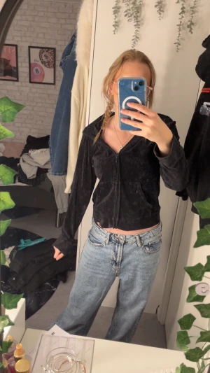 Svart mjuk kofta - Säljer en svart kofta från Cubus i storlek M. Perfekt för att ligga hemma och chilla eller något man bara slänger på sig, bra skick och passar bra 