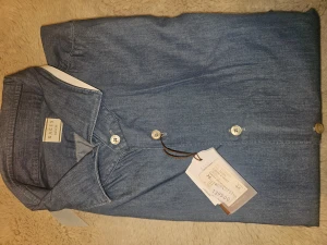 Blå skjorta från Xacus i bomull - Snygg blå skjorta från Xacus med klassisk krage och vita knappar. Skjortan är tillverkad i mjuk bomull och har en stilren, enkel design utan mönster. Perfekt för dig som gillar en clean och modern look.