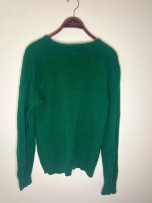 Grön stickad tröja från Polo Ralph Lauren - Fin stickad Ralph lauren tröja, väldigt skönt bomull perfekt att ha på sig nu i kalla tider, tröjan är i bra skick förutom ett pyttelitet hål som inte syns alls,  Frågor/funderignar hör av dig 🤙🏽