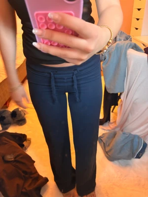 Mörkblå tajta mjukisbyxor från Gina Tricot - Säljer ett par mörkblå mjukisbyxor med en tajt passform. Även ganska lågmidjade . Bara använda få antal gånger så är i bra skick! Pris kan diskuteras om man har frågor eller funderingar så är det bara att höra av sig/ mvh Amanda ❣️