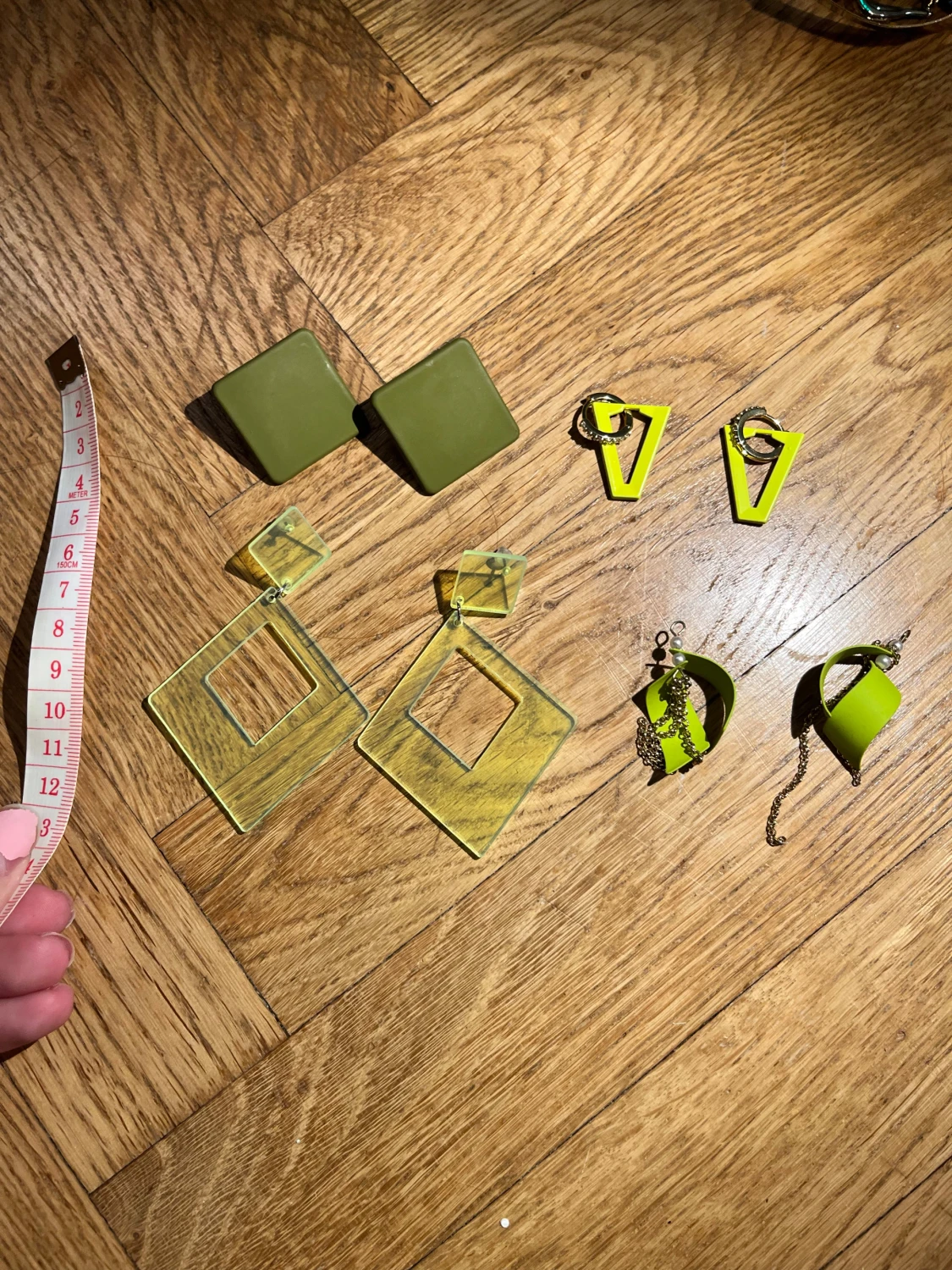 Set med 4 par gröna örhängen