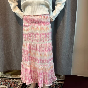 Långkjol i rosa mönster med volang - Jätte fin kjol från Gina tricot som inte finns och köpa längre aldrig använd då den var för kort för mig strö 152-158 men skulle nog kunna säga till folk upp till 142-152cm nypris ca 299