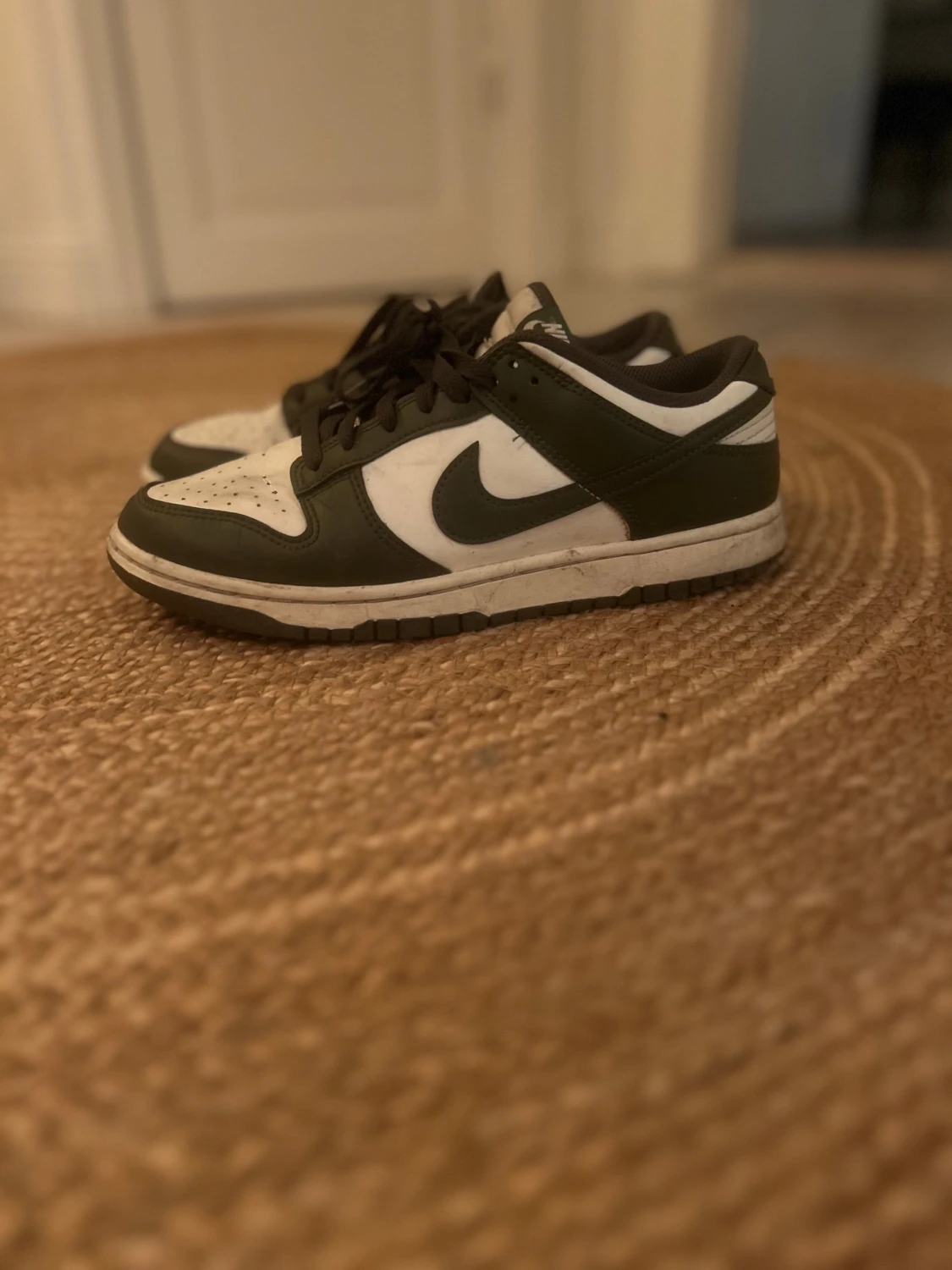 Nike Dunk Low i vitt och mörkgrönt - 2