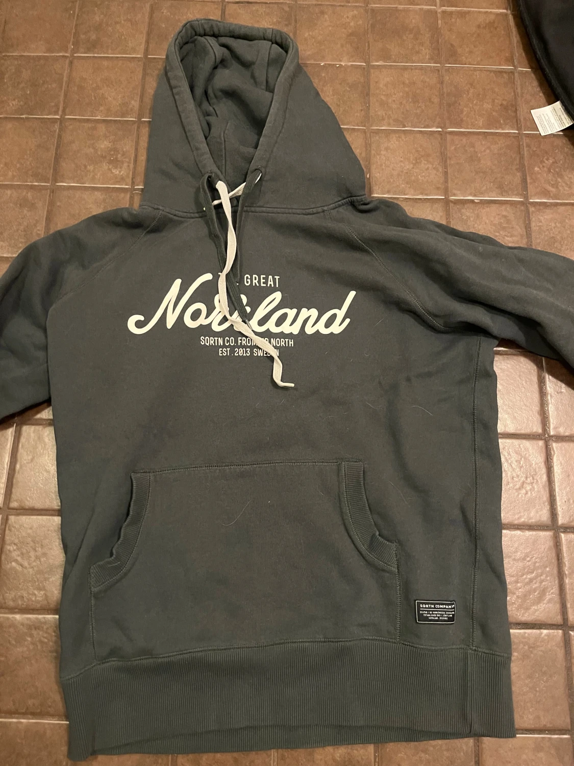 Mörkgrön hoddie från Norrlands