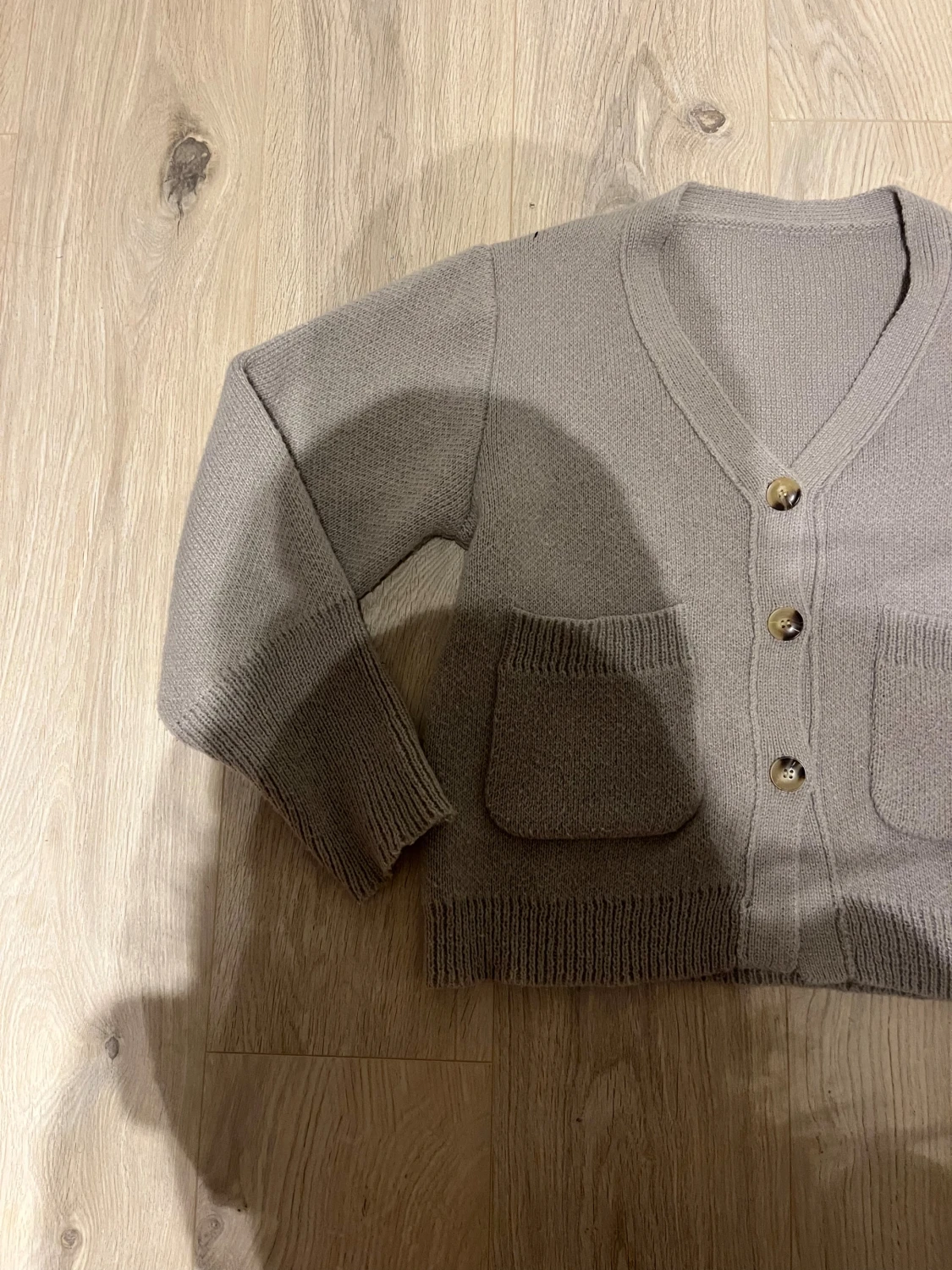 Ljus brun stickad kofta med knappar strl S - 1