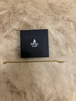 Kordell Guldarmband från Albrekts Guld - Snyggt guldarmband från Albrekts Guld med tvinnad kedja och klassisk karbinlås. Armbandet har en glansig finish och kommer i original ask. Perfekt för dig som gillar stilrena och tidlösa smycken med lite extra bling. Kom dm för eventuella frågor 🧐 pris kan diskuteras 💯.