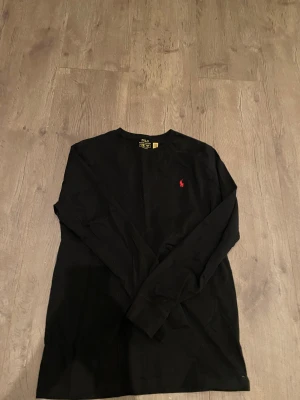 Svart långärmad tröja från Polo Ralph Lauren - Svart långärmad tröja från Polo Ralph Lauren i storlek XS. Riktigt skön och snygg tröja. Mitt pris är 150 kr