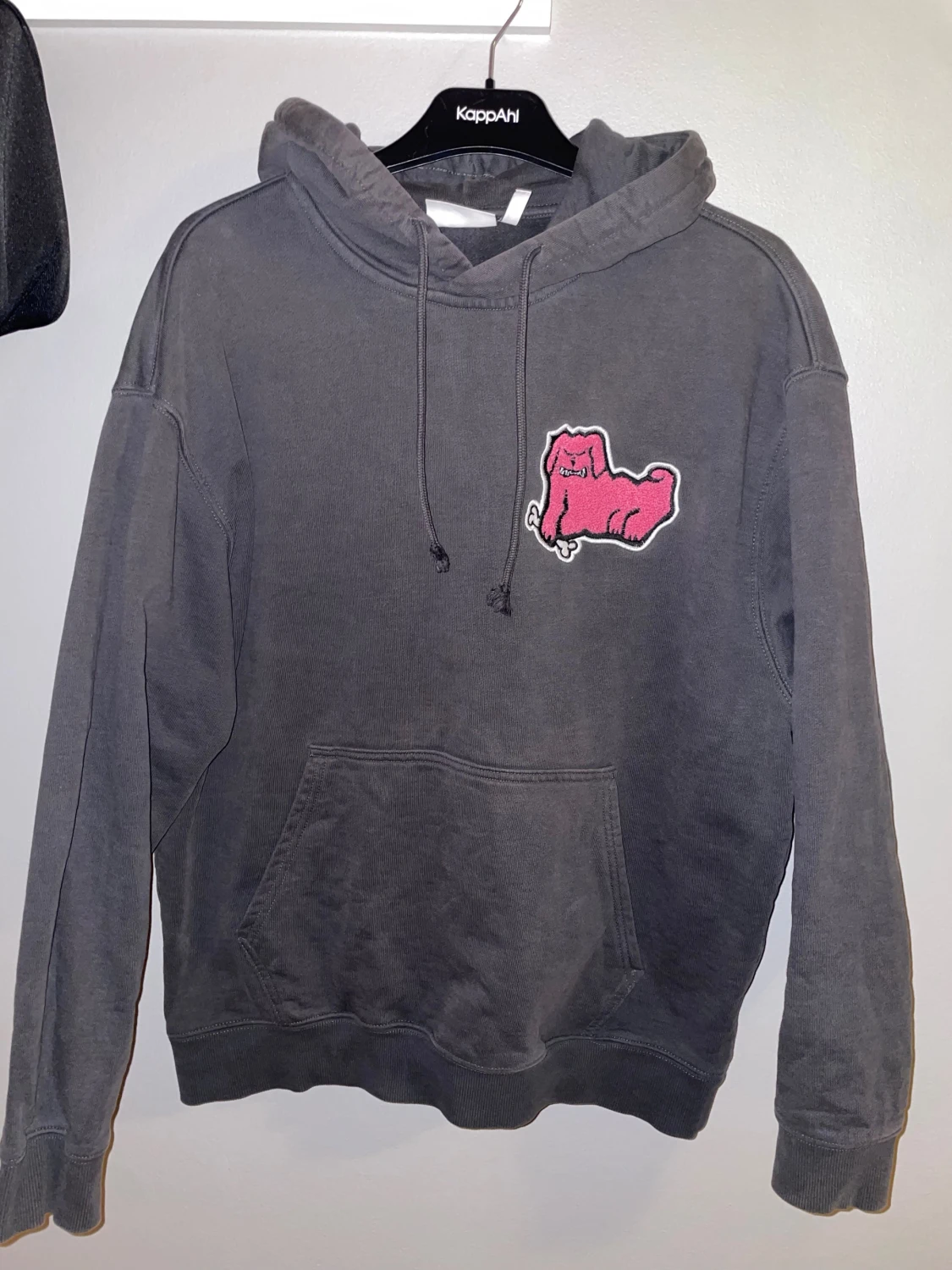 Mörkgrå hoodie med rosa patch
