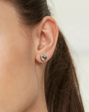Edblad Örhängen Barley Studs Steel - Ett par stilrena Edblad örhängen i form av hjärtan. Nypris 299kr 