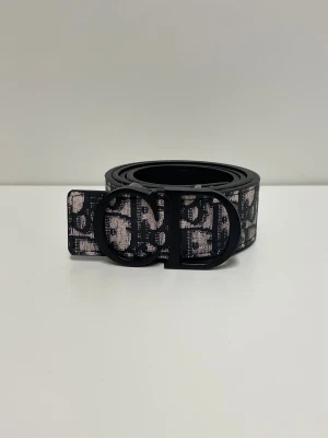 Dior Bälte - Säljer ett helt nytt bälte, aldrig använd. Storlek 110. Snabb frakt fraktas inom 24h efter köp. Kan härmas i Haninge, skriv gärna vid fler frågor.