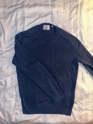 Blå stickad tröja från Bläck - Skön sticksd tröja från bläck, i storlek small men passar även xs. Allmänt använd men helt felfri. Hör av dig vid fler funderingar eller frågor!