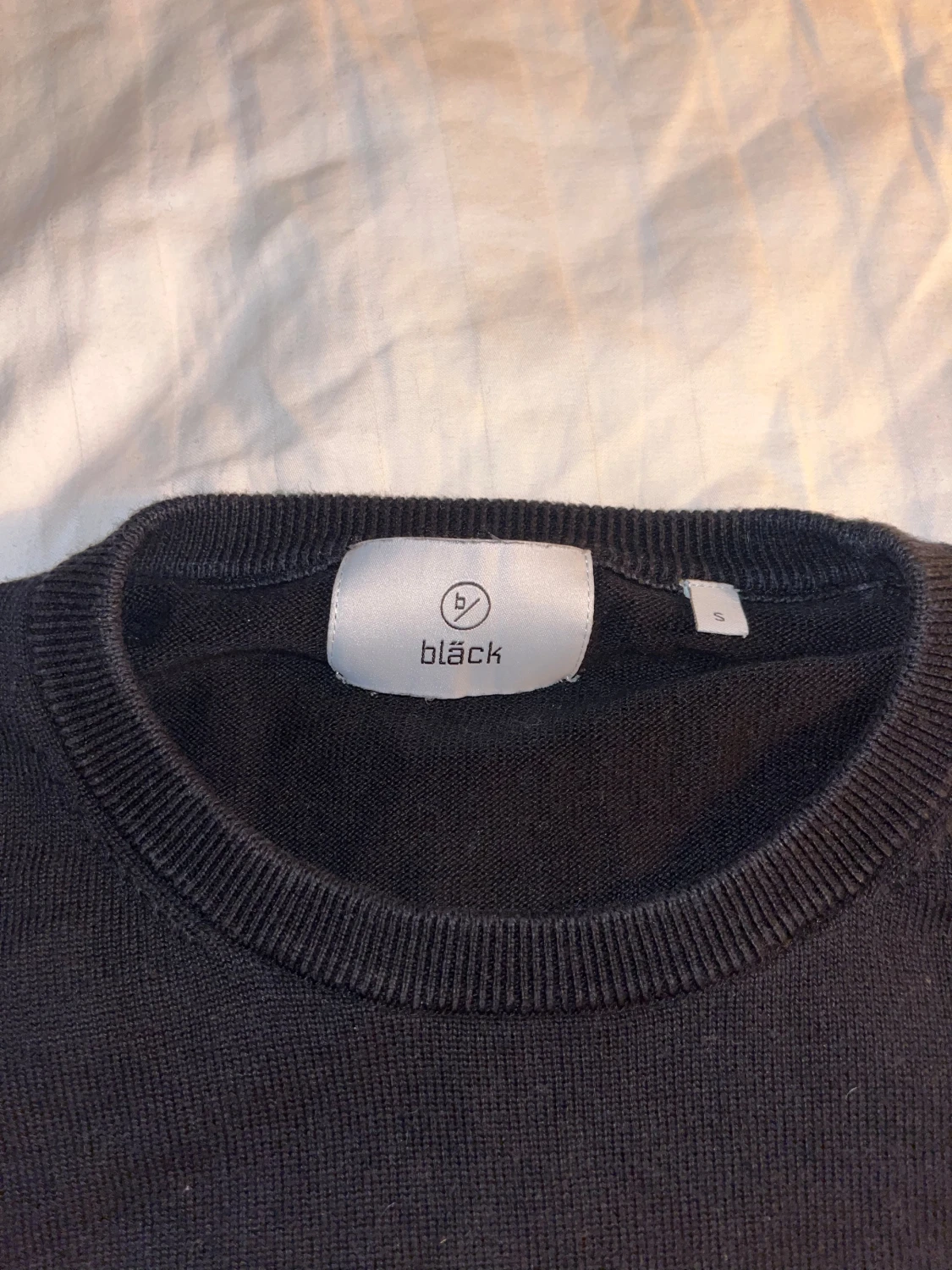 Svart stickad tröja från Bläck - 1