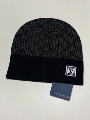 Lv Mössa - Säljer en helt ny mössa, aldrig använd. Storlek One size. Snabb frakt fraktas inom 24h efter köp. Kan härmas i Haninge, skriv gärna vid fler frågor.