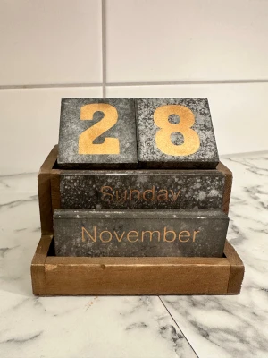 Datum inredning - Inredningsdetalj med datum, månad och dag