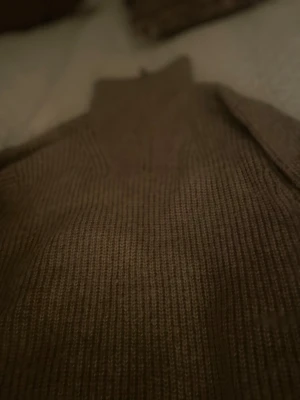 Beige stickad half zip tröja från Zara - Säljer en beige stickad tröja från Zara med half zip och hög krage. Tröjan har långärmade ärmar och är ribbstickad för en snygg och chill look. Perfekt för dig som gillar neutrala färger och vill ha något mysigt till hösten och vintern. Riktigt mysig för en höst/vinter kväll för både killar och tjejer, passar 10-14 år😀😀