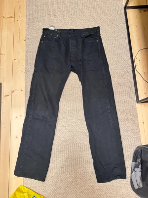 Svarta Levi's 501 jeans straight fit - Svarta Levi's 501 jeans i mycket bra skick. Endast använda några få gånger.