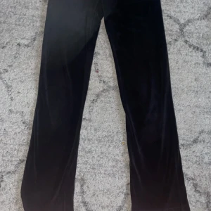 Svarta Juicy Couture XXS - Svarta mjukis byxer från Juicy Couture i storlek XXS. Säljer dom för att dom är för korta och har slutat använt dom. Metall sakerna på snörena har gått av men byxorna funkar endå. Är såklart riktiga.💗💗💗