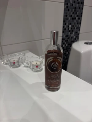 Coconut Body Mist 100ml - Fräsch body mist från The Body Shop med kokos som ger en tropisk känsla. Perfekt att spraya på kroppen för en snabb uppfräschning. Volym: 100 ml. Ni ser på bild 2 hur mycke som är användt.