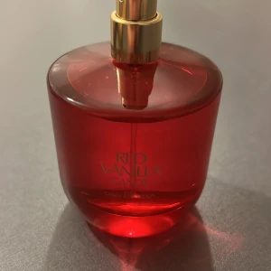 Red Vanilla Candy parfym - Red Vanilla Candy från Zara Candy Collection har en snygg röd flaska och är perfekt för dig som vill sticka ut med din doftsamling. En modern parfym som passar dig som gillar trendiga och unika produkter.