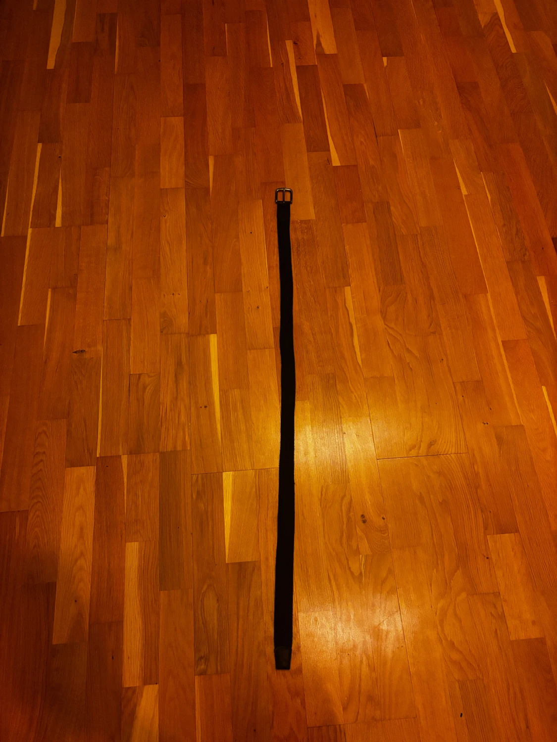 Svart flätat bälte med metallspänne