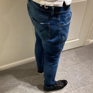 Dondup jeans - Hej! Säljer nu dessa sjukt snygga dondup jeans. Nypris 3500kr men säljer för endast 650kr. Storlek 34 men passar mig som brukar använda 33. Modellen på bilden är 184cm. Finns en mindre defekt vid ena fickan. Hör gärna av er vid frågor!🙌