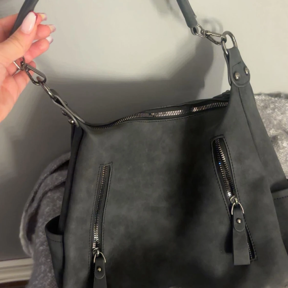 Svart axelväska i mockaimitation