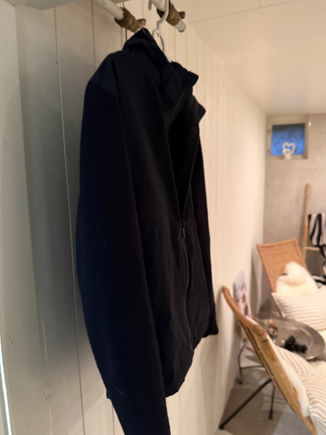 Svart vindjacka med huva från Massimo dutti  - 2