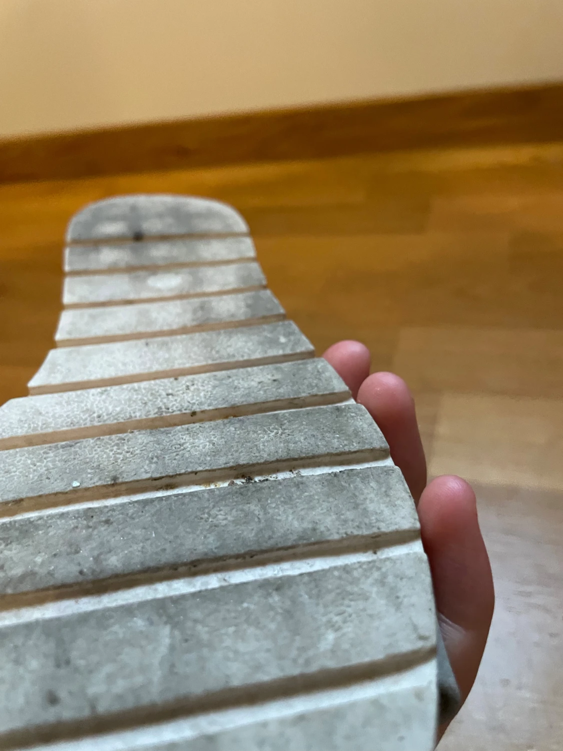 Silvriga sandaler med glittriga band - 1