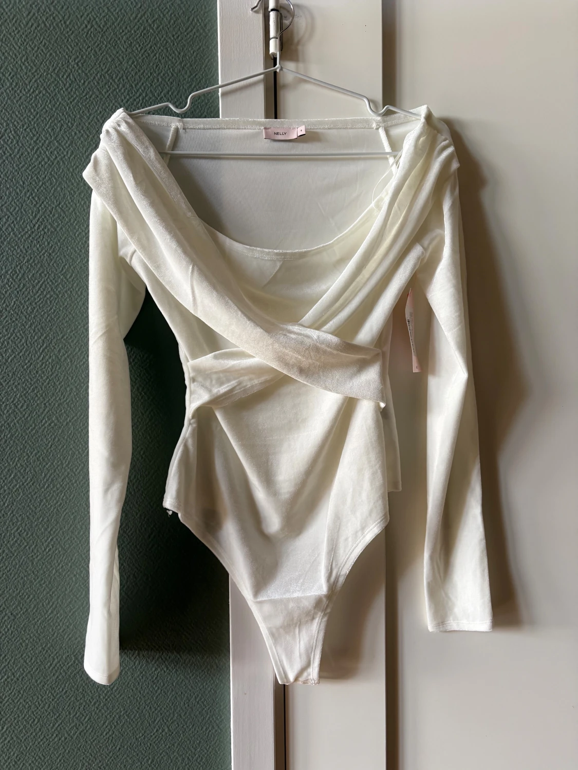 Vit off-shoulder body i sammet från Nelly - 1