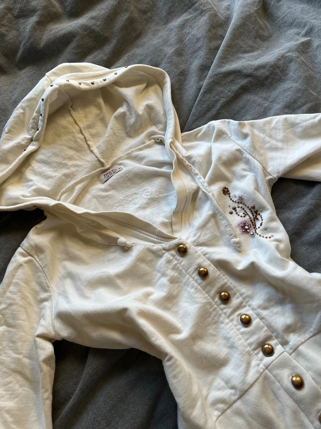 Vit hoodie med paljetter från ONLY - 1