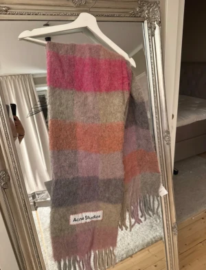 Acne halsduk - Säljer denna halsduk från Acne. Använd en gång så skicket är som nytt. Säljer för 1200kr + frakt