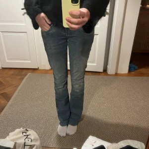 Blåa Ltb jeans  - Säljer dessa supersnygga Ltb jeans då de inte kommer till användning. Nypris över 1000 kr.                              Storlek: 28/36