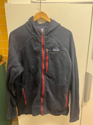 Patagonia Fleecehoodie - Patagonia Fleecehoodie använd men i okej skick, mycket noppror Storlek Large