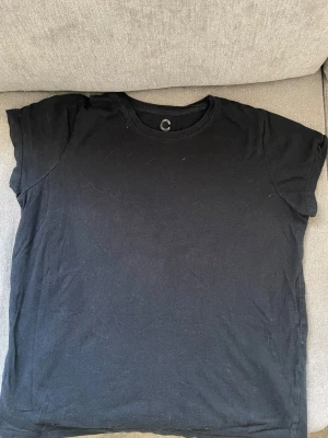 Tshirt - Blå/svart tshirt från Cubus i storlek S. Köptes i ett set med ett par pyjamasbyxor. 