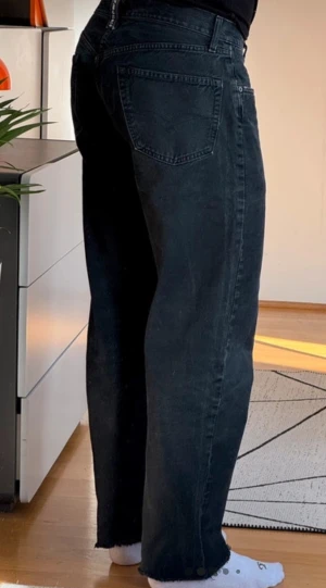 Replay jeans – svarta, - Replay jeans – svart denim, strl 34 Snygga och bekväma jeans från Replay i klassisk svart tvätt. Gjorda i Italien och i fint skick. Rak/tapererad passform och bra stretch i tyget. Perfekta både till vardags och lite mer uppklätt.